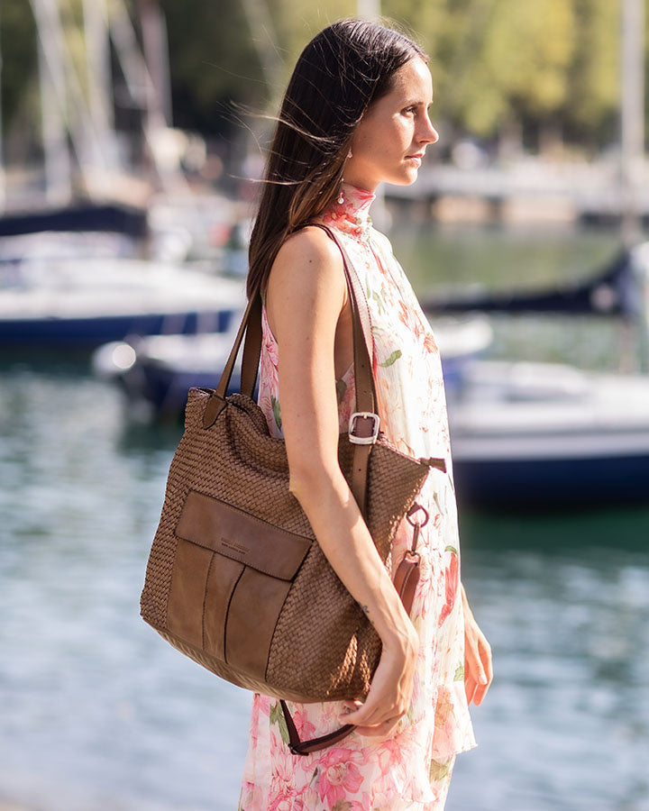 TOTE BRESCIA. Damska skórzana torebka shopper z plecionej skóry